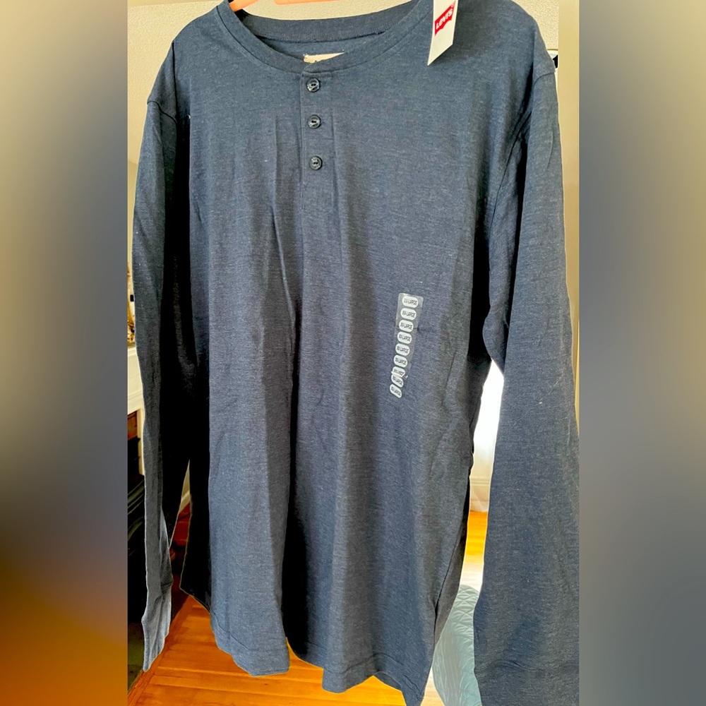 NWT Levi’s 2x navy long sleeve cotton/poly Henley shirt amazing quality.